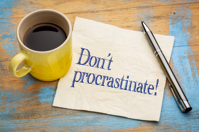 coffee cup with napkin that says don't procrastinate